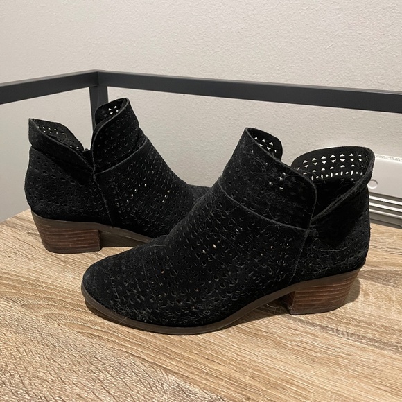 Crown Vintage Eyelet Black Booties - Picture 1 of 3